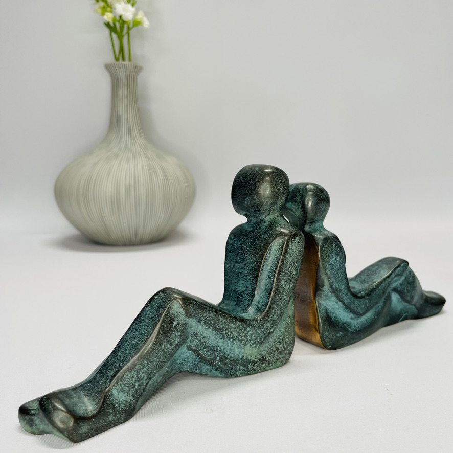Se Ryg mod ryg - skulptur i ægte bronze hos SkulpturFigur.dk