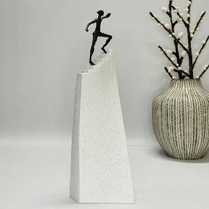 Vejen til succes - bronzeskulptur p� sten