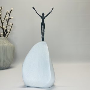 M�let er n�et - bronzeskulptur p� sten