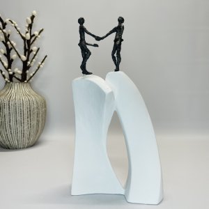 Im�dekommenhed - bronzeskulptur p� sten