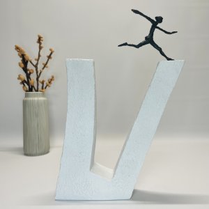 Hvo intet vover - bronzeskulptur p� sten