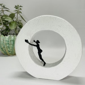 Forandring kommer inde fra - bronzeskulptur p� sten