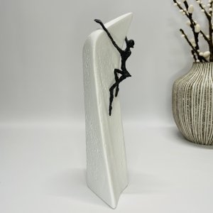 Alt er muligt - bronzeskulptur p� sten