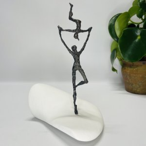 Leg - bronzeskulptur p� sten