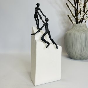 N�r bare man er to - bronzeskulptur p� sten