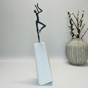 Livets dans - bronzeskulptur p� sten