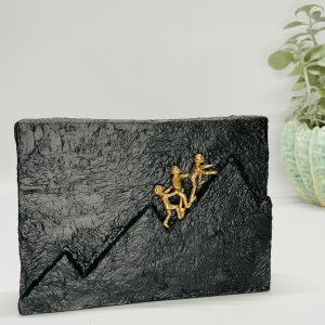 Str�ber mod m�let - bronzeskulptur p� sten