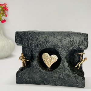 At finde ind til k�rligheden - bronzeskulptur p� sten