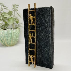 Str�ber mod toppen - bronzeskulptur p� sten