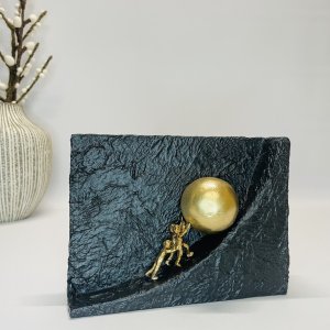 I f�llesskab - bronzeskulptur p� sten