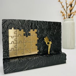 Mit bidrag - bronzeskulptur p� sten