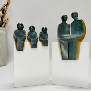 Familie - bronzeskulptur p� sten